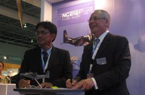 Signing of the agreement PT DI CEO Budi Santoso and Airbus Military CEO Domingo Ureña-Raso.